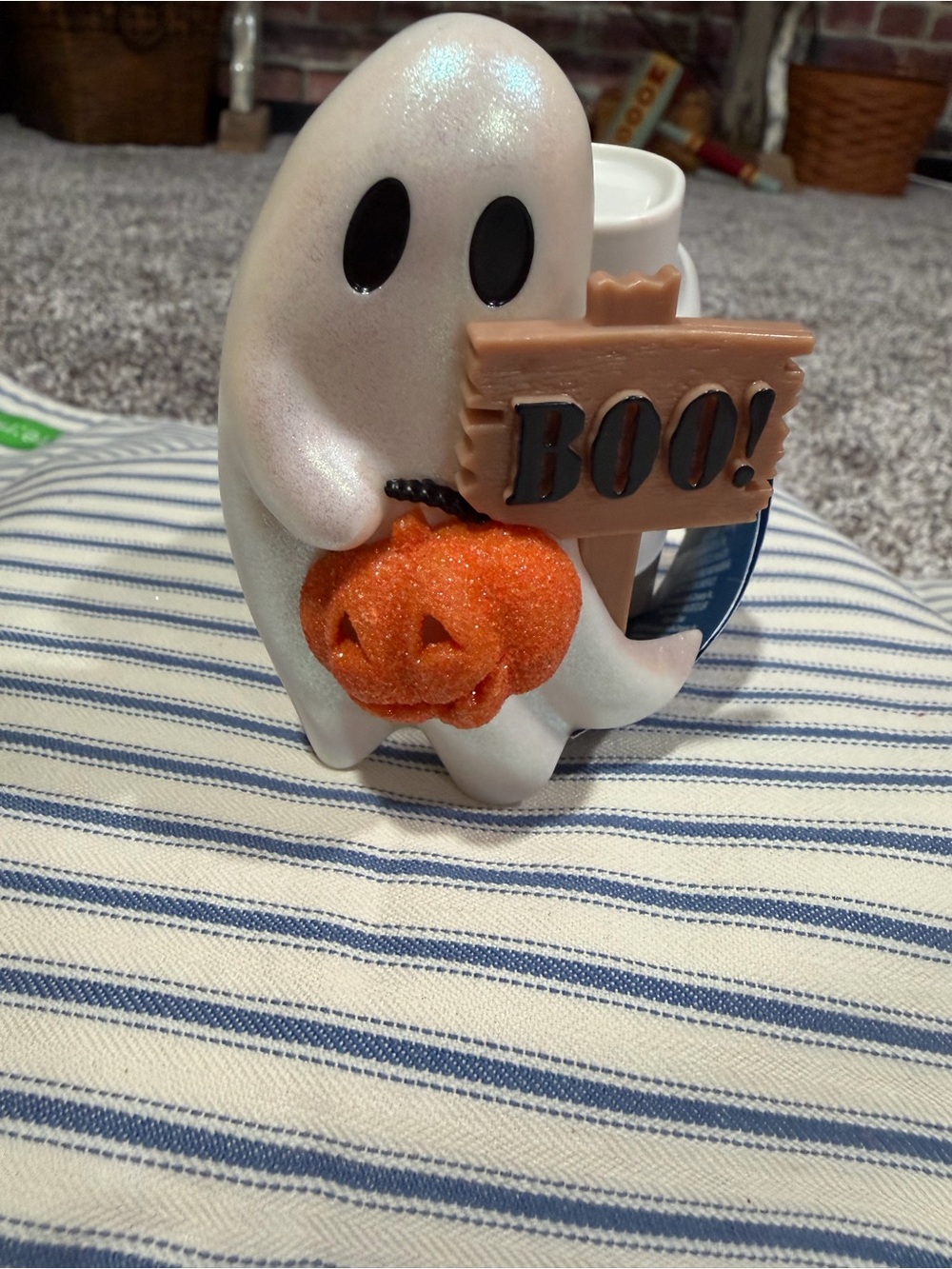 Yankee Candles White Ghost Figurine with Pumpkin andBOO Sign scent plug
